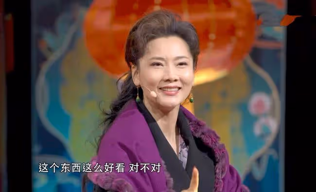 58歲何賽飛登央視!身姿絕美風韻十足,與小23歲李思思同框似姐妹