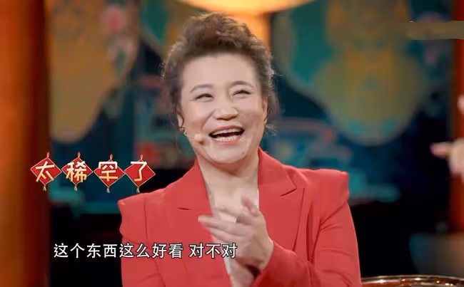 58歲何賽飛登央視!身姿絕美風韻十足,與小23歲李思思同框似姐妹