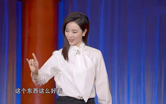58歲何賽飛登央視!身姿絕美風韻十足,與小23歲李思思同框似姐妹