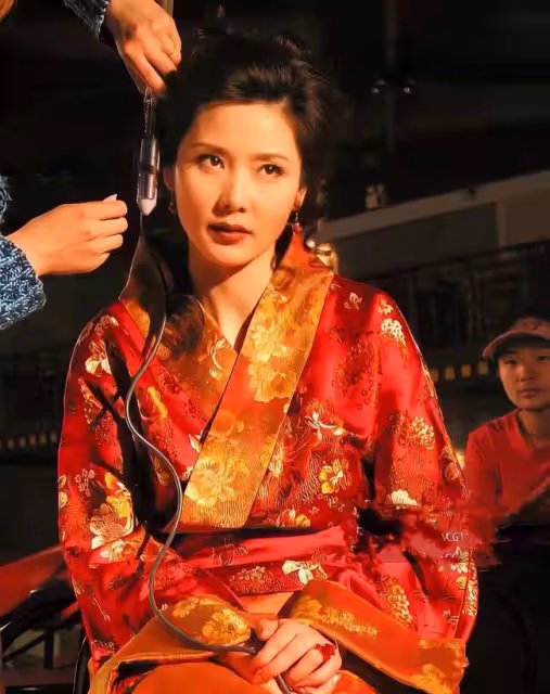 58歲何賽飛登央視!身姿絕美風韻十足,與小23歲李思思同框似姐妹