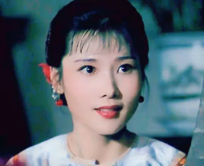58歲何賽飛登央視!身姿絕美風韻十足,與小23歲李思思同框似姐妹