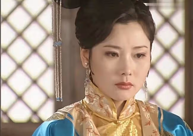 58歲何賽飛登央視!身姿絕美風韻十足,與小23歲李思思同框似姐妹