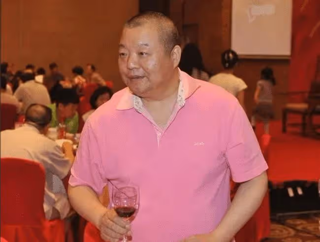 當年，陳惠敏去帝都推銷紅酒，臧天朔為盡地主之誼，特意點10瓶皇家禮炮