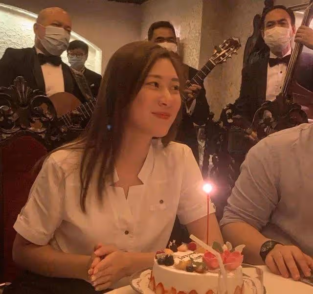 張兆輝曬17歲愛女寫真照,五官精緻神似鍾嘉欣,已悄悄入行做模特