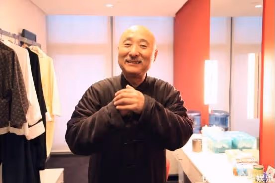 「喜劇大師」陳佩斯,靠吃麵條一舉成名,背後卻因小品三次落淚