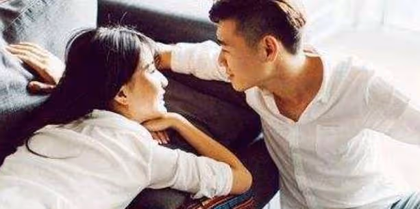 抬手幫他擦汗他身子一僵,大腿之上,明顯感覺有凸起,我心跳加速