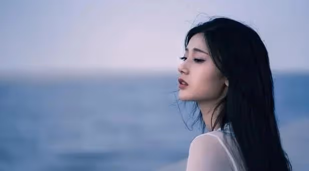 抬手幫他擦汗他身子一僵,大腿之上,明顯感覺有凸起,我心跳加速