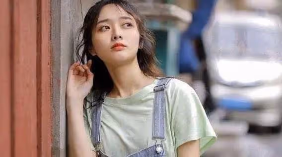 抬手幫他擦汗他身子一僵,大腿之上,明顯感覺有凸起,我心跳加速