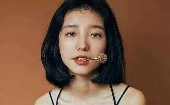 抬手幫他擦汗他身子一僵,大腿之上,明顯感覺有凸起,我心跳加速
