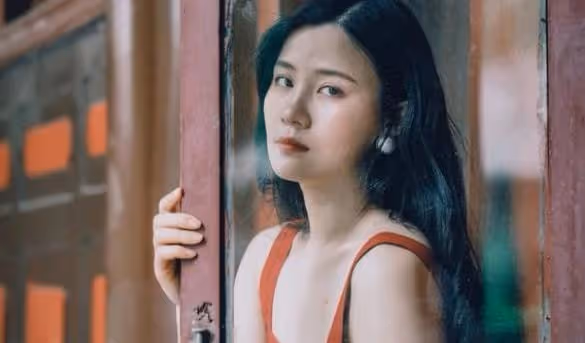 結婚前一晚我被人下藥迷暈,睜開眼被賣到村子裡,有男人向我靠來