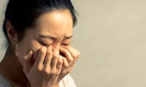 結婚前一晚我被人下藥迷暈，睜開眼被賣到村子裡，有男人向我靠來