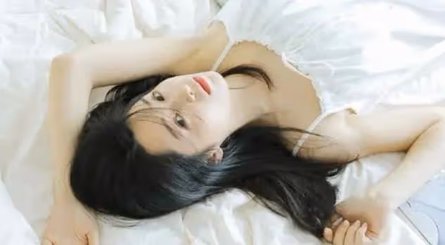 看見他和別的女人在一起,進了酒店,心有些揪著疼