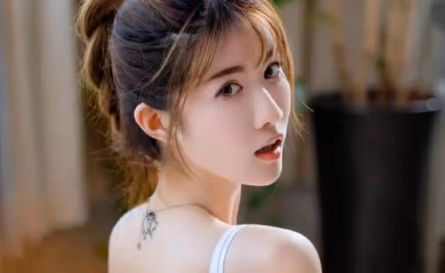 看見他和別的女人在一起,進了酒店,心有些揪著疼