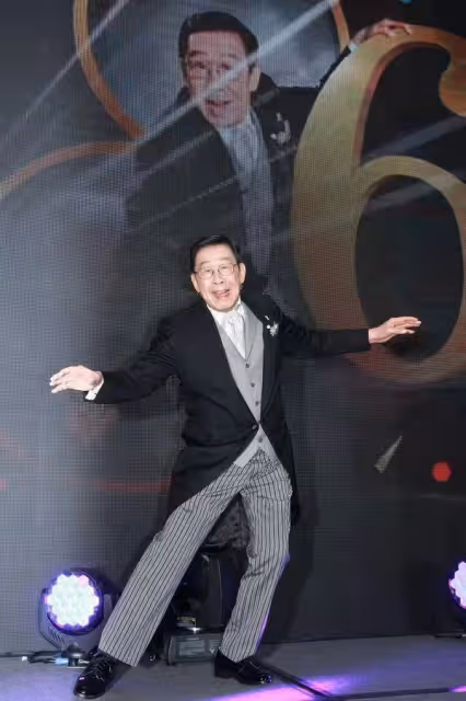 90歲大壽!TVB老戲骨獲好友送金壽桃蛋糕慶祝,與太太恩愛數十載