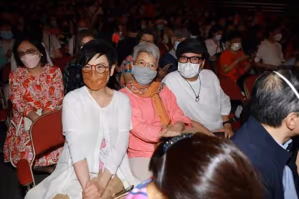 90歲大壽!TVB老戲骨獲好友送金壽桃蛋糕慶祝,與太太恩愛數十載