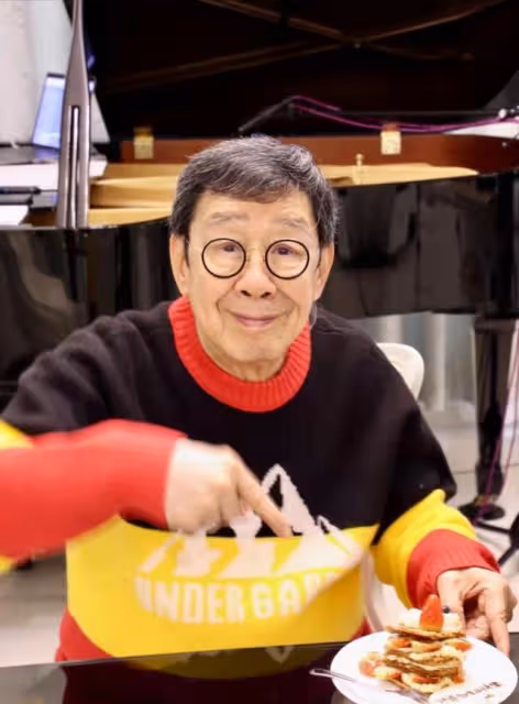 90歲大壽!TVB老戲骨獲好友送金壽桃蛋糕慶祝,與太太恩愛數十載