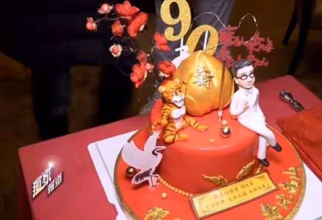 90歲大壽!TVB老戲骨獲好友送金壽桃蛋糕慶祝,與太太恩愛數十載