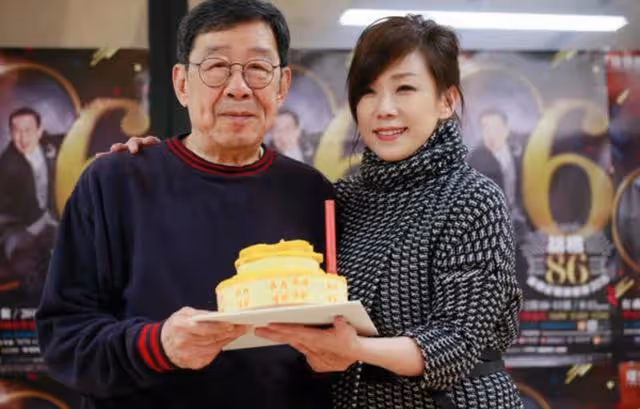 90歲大壽!TVB老戲骨獲好友送金壽桃蛋糕慶祝,與太太恩愛數十載