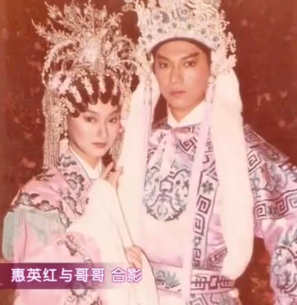 當紅明星因減肥猝死家中，坐在沙發上對著電視，死亡9天無人知