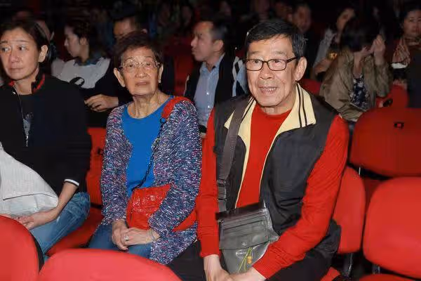 90歲大壽!TVB老戲骨獲好友送金壽桃蛋糕慶祝,與太太恩愛數十載