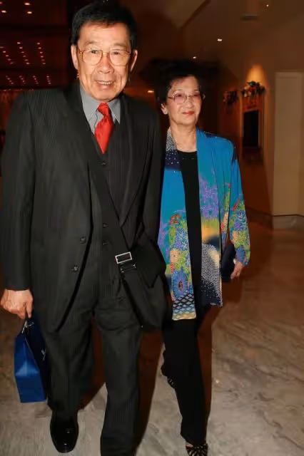 90歲大壽!TVB老戲骨獲好友送金壽桃蛋糕慶祝,與太太恩愛數十載