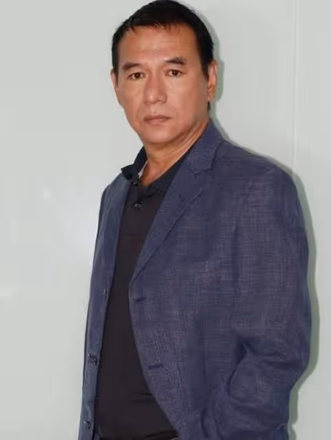 當紅明星因減肥猝死家中，坐在沙發上對著電視，死亡9天無人知