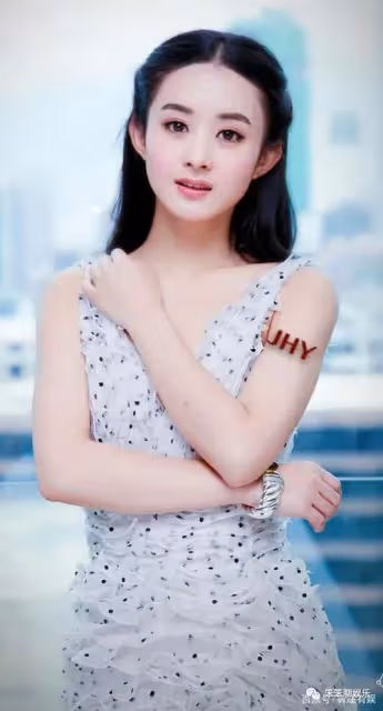 逆襲成功的趙麗穎,卻遲遲沒登上春晚,得知原因才明白她的無奈