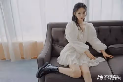 逆襲成功的趙麗穎,卻遲遲沒登上春晚,得知原因才明白她的無奈