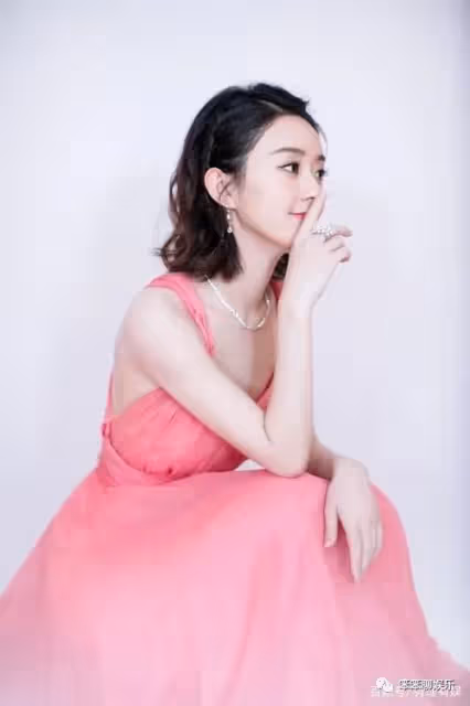 逆襲成功的趙麗穎,卻遲遲沒登上春晚,得知原因才明白她的無奈