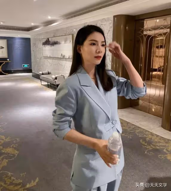 當何姿遇到秦凱後,秦凱單膝跪地向何姿求婚,她找到了自己的真愛