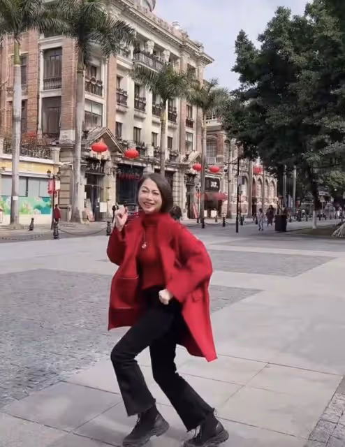 55歲港星劉玉翠在廣州街頭熱舞,不顧形象露肚皮,周圍人來人往
