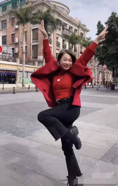 55歲港星劉玉翠在廣州街頭熱舞,不顧形象露肚皮,周圍人來人往