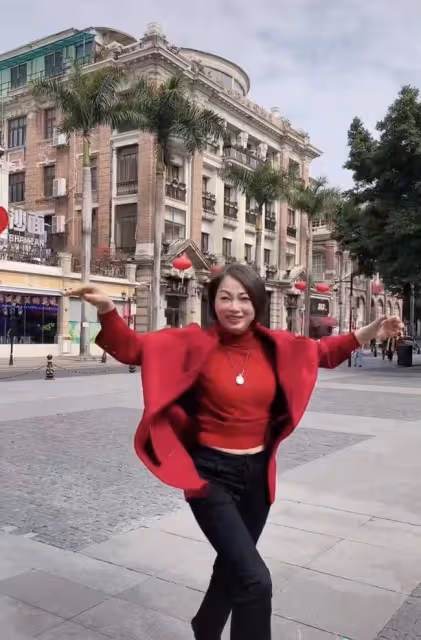 55歲港星劉玉翠在廣州街頭熱舞,不顧形象露肚皮,周圍人來人往