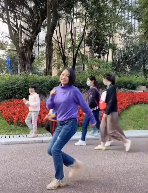 55歲港星劉玉翠在廣州街頭熱舞,不顧形象露肚皮,周圍人來人往
