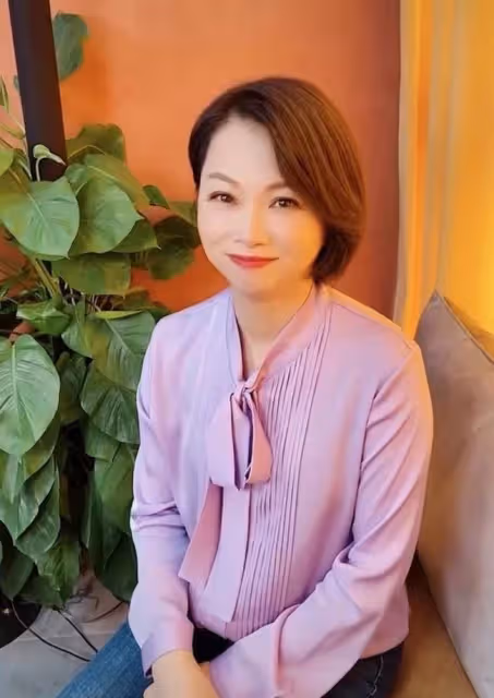 55歲港星劉玉翠在廣州街頭熱舞,不顧形象露肚皮,周圍人來人往