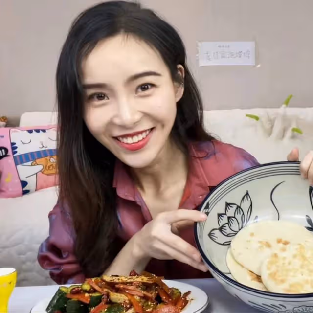 知名吃播小貝餓了又被指催吐!手指關節傷口似牙印,大批粉絲質疑
