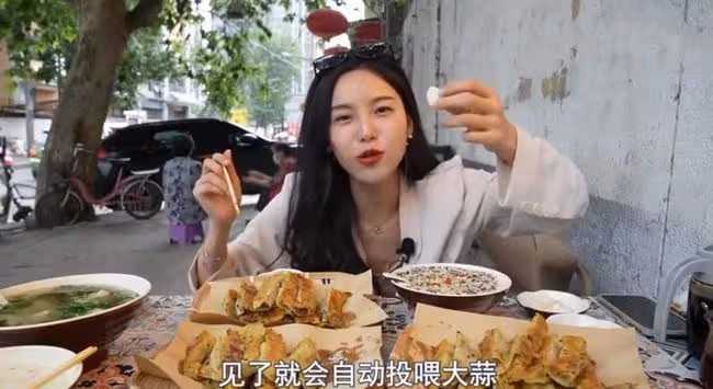 知名吃播小貝餓了又被指催吐!手指關節傷口似牙印,大批粉絲質疑