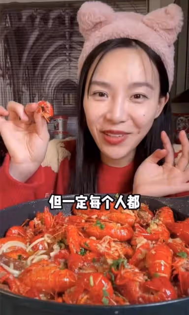 知名吃播小貝餓了又被指催吐!手指關節傷口似牙印,大批粉絲質疑