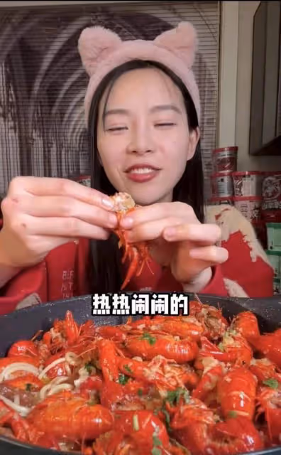 知名吃播小貝餓了又被指催吐!手指關節傷口似牙印,大批粉絲質疑