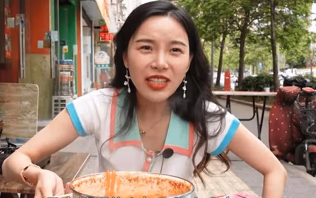 知名吃播小貝餓了又被指催吐!手指關節傷口似牙印,大批粉絲質疑