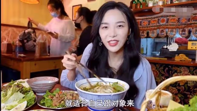 知名吃播小貝餓了又被指催吐!手指關節傷口似牙印,大批粉絲質疑