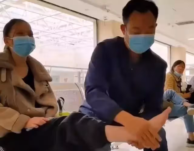 男子得知前妻患上重症,毅然決然選擇重婚,妻子不願拖累前夫卻被反駁:難關要一起度過