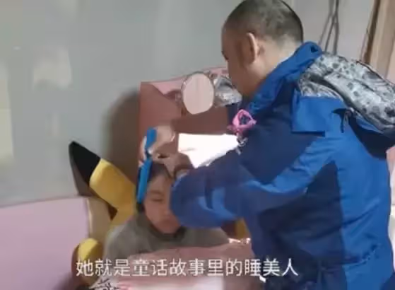 14歲愛女沉睡不醒,爸爸頂巨大壓力獨自照顧12年,決心不會放棄:「她不是植物人,她是睡美人」