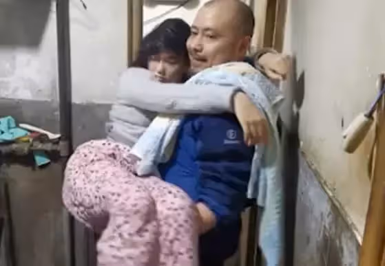 14歲愛女沉睡不醒,爸爸頂巨大壓力獨自照顧12年,決心不會放棄:「她不是植物人,她是睡美人」