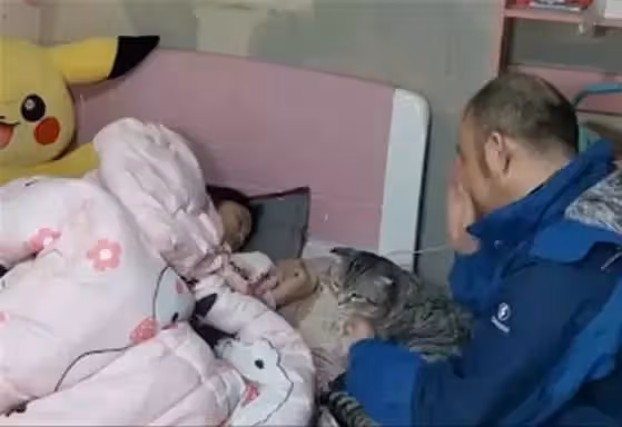 14歲愛女沉睡不醒,爸爸頂巨大壓力獨自照顧12年,決心不會放棄:「她不是植物人,她是睡美人」