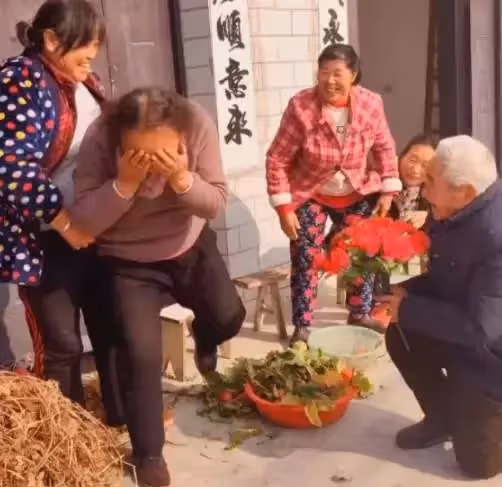 陪伴是最長情的告白!大爺單膝下跪給老伴獻上玫瑰花,老伴雙手捂臉羞答答