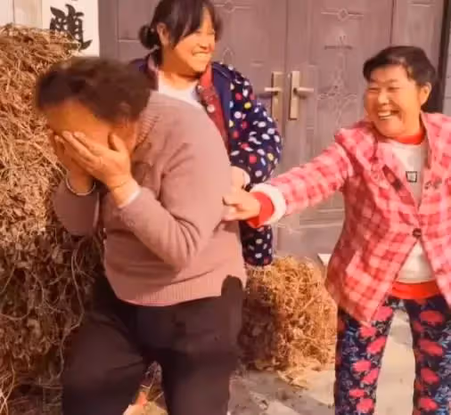 陪伴是最長情的告白!大爺單膝下跪給老伴獻上玫瑰花,老伴雙手捂臉羞答答