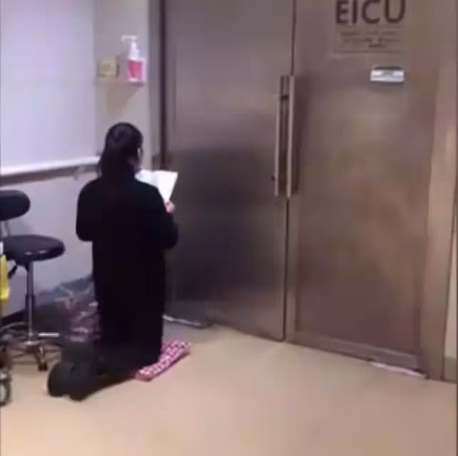 百善孝為先，女子淩晨4點手捧經文，跪在ICU門前為手術母親祈福，拍攝者不忍心送上水：她已經跪了8小時
