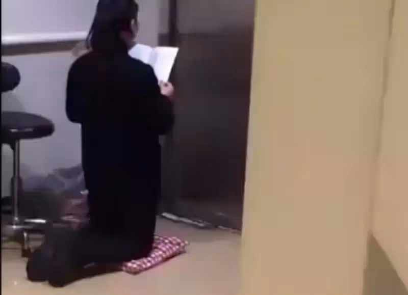 百善孝為先，女子淩晨4點手捧經文，跪在ICU門前為手術母親祈福，拍攝者不忍心送上水：她已經跪了8小時