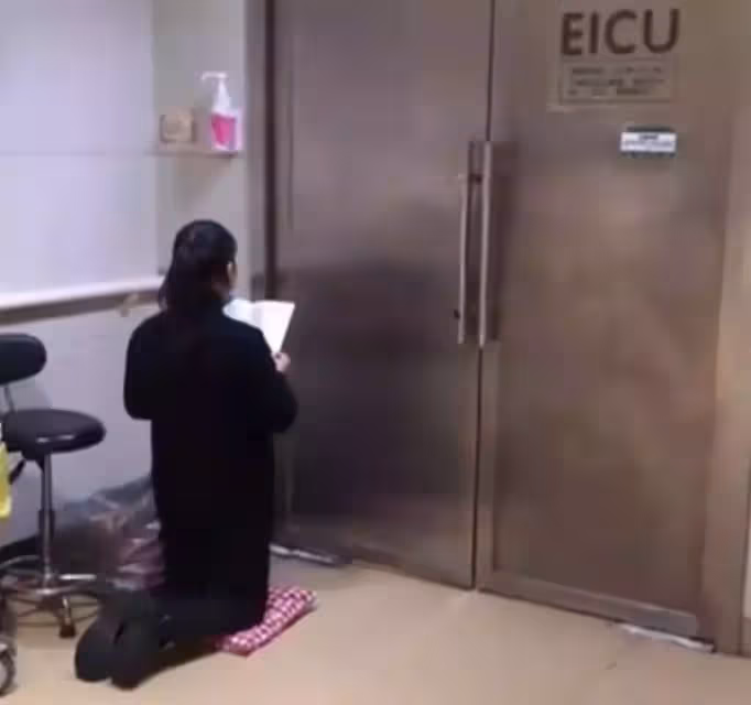百善孝為先，女子淩晨4點手捧經文，跪在ICU門前為手術母親祈福，拍攝者不忍心送上水：她已經跪了8小時